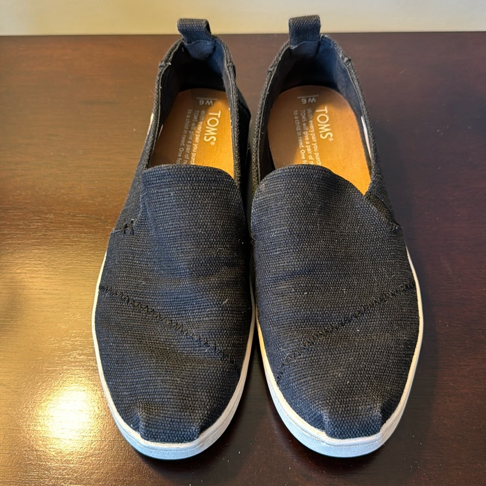 TOMS women’s black canvas Shoes. Size 6W Excellent condition.